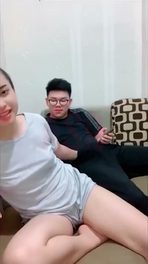 Bokep Indo - Tyas Bermseraan Dengan Koko di Sofa