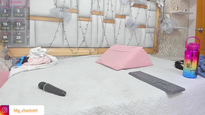 mia__megan