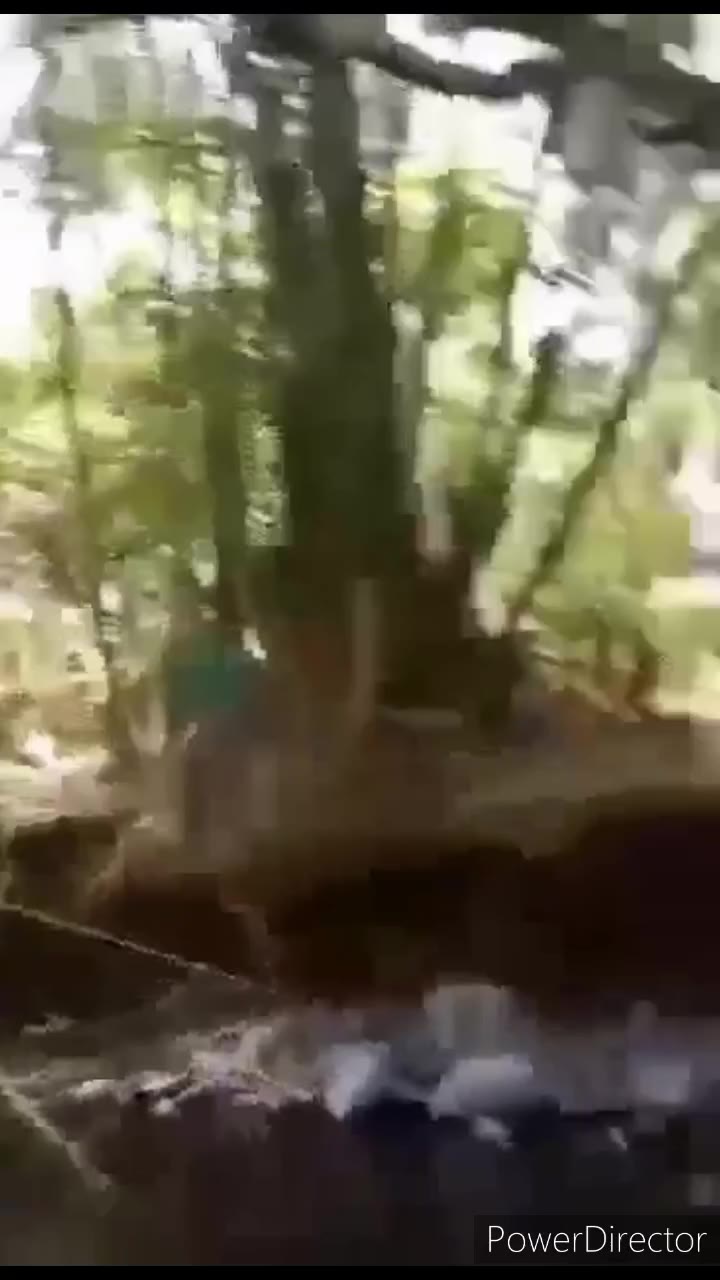 Siswi sekolah di gan9ban9 di sungai