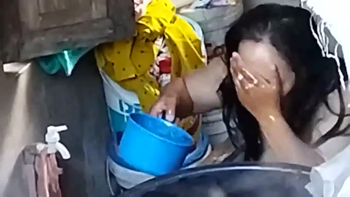 bude tetangga mandi