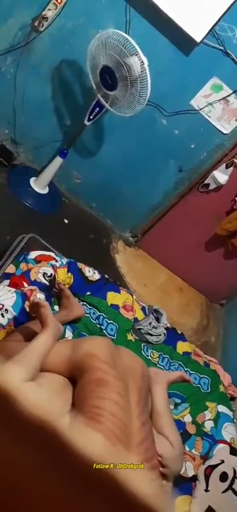 Ngintip ayah dan ibu bercumbu