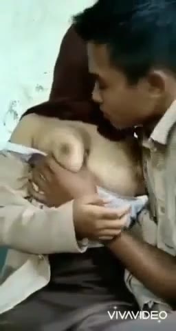 Anak Sekolah Main Sambil Pakai Baju Pramuka