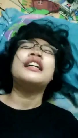 Cewek polos berkacamata