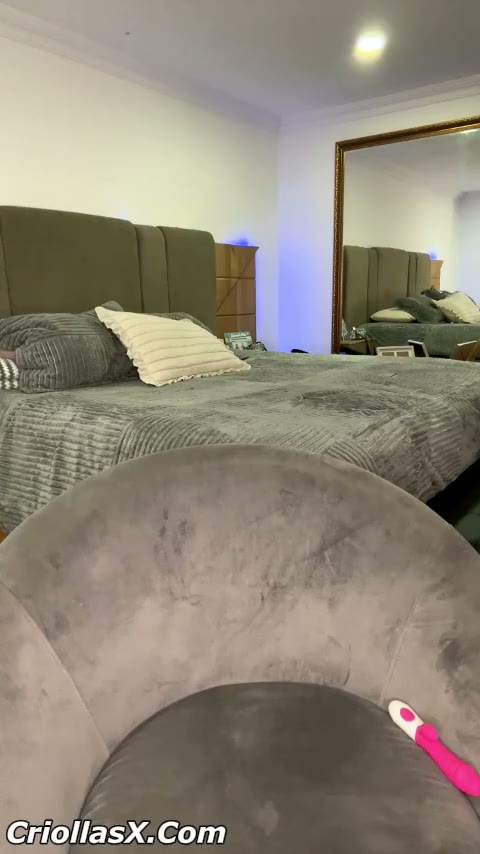 AidaCortesll Colombiana masturbándose en su habitación en live
