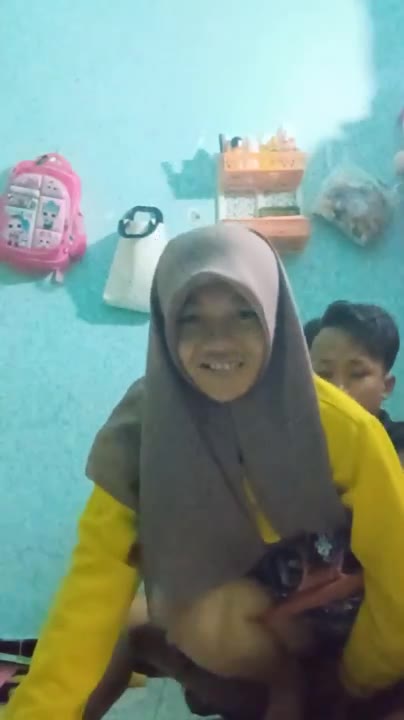 ABG hijab kena kena genjot saat rumah sepi