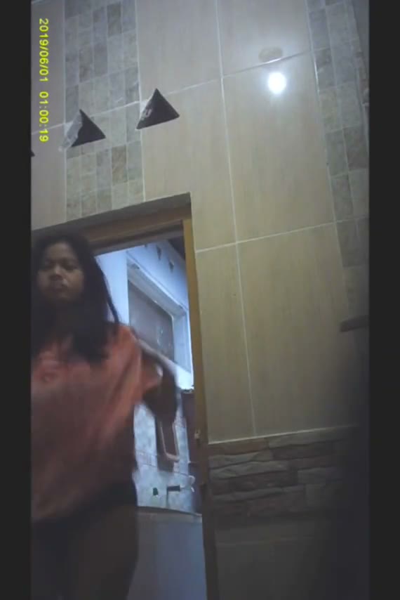 Adek perempuan lagi mandi