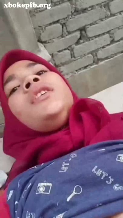 Jilbab ngentot di belakang rumah, memeknya masih merah