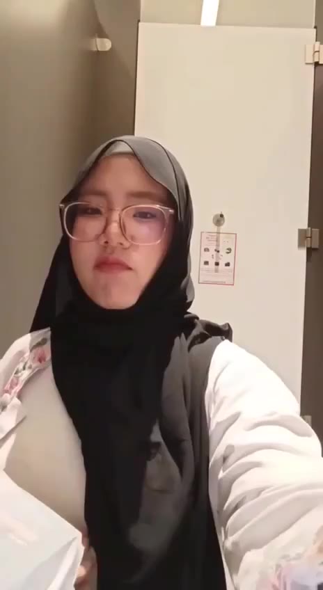 Watch Udah cantik gede lagi