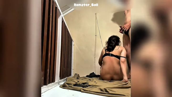 Tante seksi yang doyan selingkuh dia adalah instruktur yoga istriku di rum
