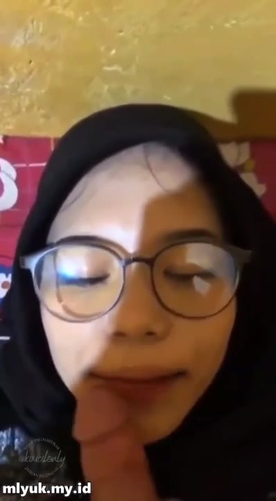 Jilbab kacamata crott di mulut