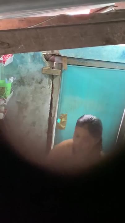 anak tetangga mandi