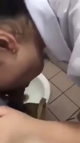 Di sepong adik kelas di wc sekolah pas jam istirahat