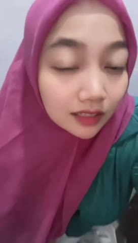 Janda cantik pamer belahan