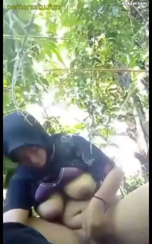 Bokep Jilbab - Jilbab Dibawa Sama Pacar ke Kebun Disuruh Masukin