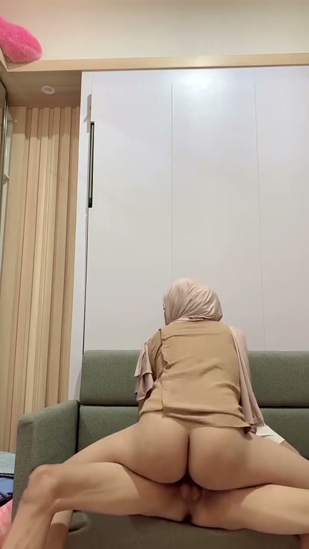 hijaber wot di sofa