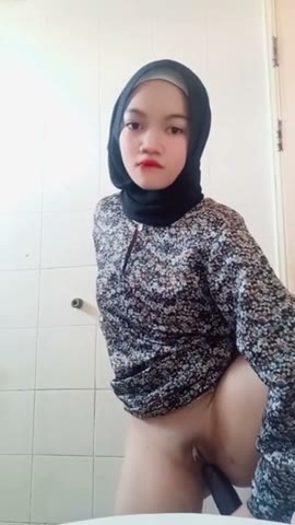 Nurma hijab cantik hajar memek pakai terong