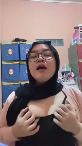 Hijab kacamata remes toket