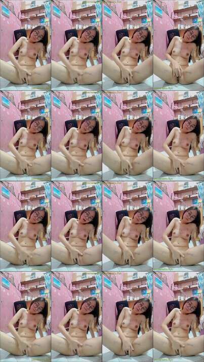Elia ABG 18yo Kacamata Lugu Imut Bugil Colok Memek Becek (36)