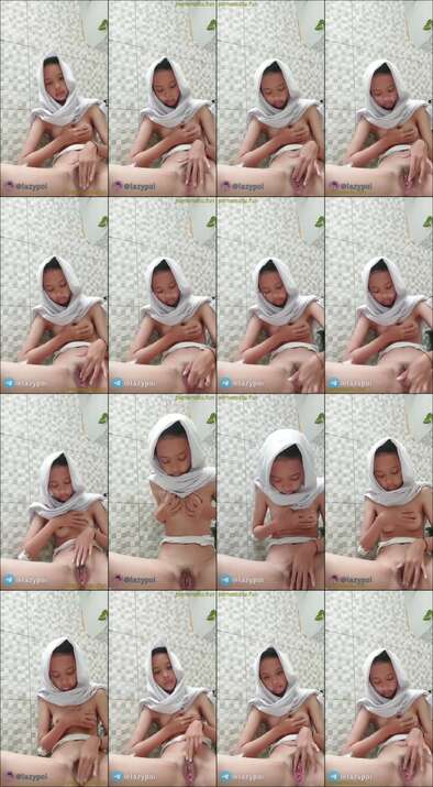dede nia jilbab sange colmek di kamar mandi (1)