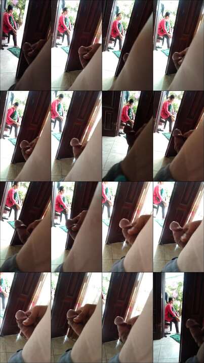 Eksibisionis Liatin Kontol ke mbak baju merah di ruang tamu