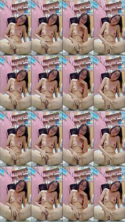 Elia ABG 18yo Kacamata Lugu Imut Bugil Colok Memek Becek (22)